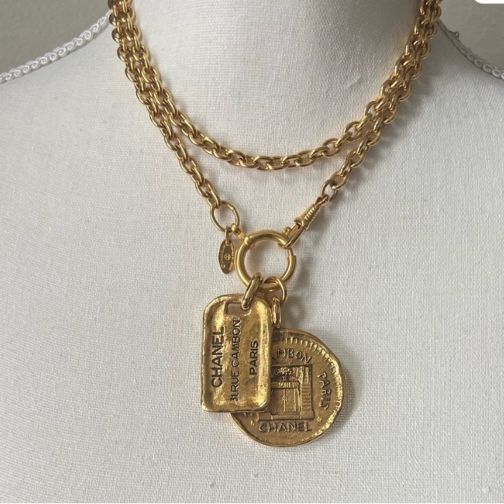 Vintage CHANEL 31 Rue Cambon Multi-Charm Medallion Pendant Necklace Gold